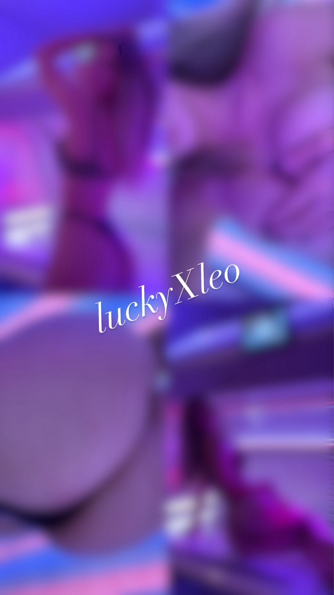 Nur mit Händen verdeckte Titten und pralle Schamlippen im Solarium 🍒🐫